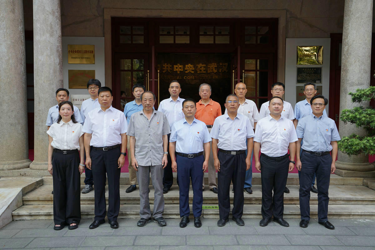 公司黨委、紀(jì)委班子成員參觀中共中央機關(guān)舊址紀(jì)念館合影；